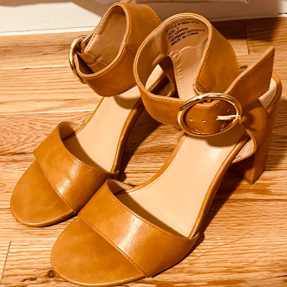 Elegant Tan Chunky Heeled Sandals